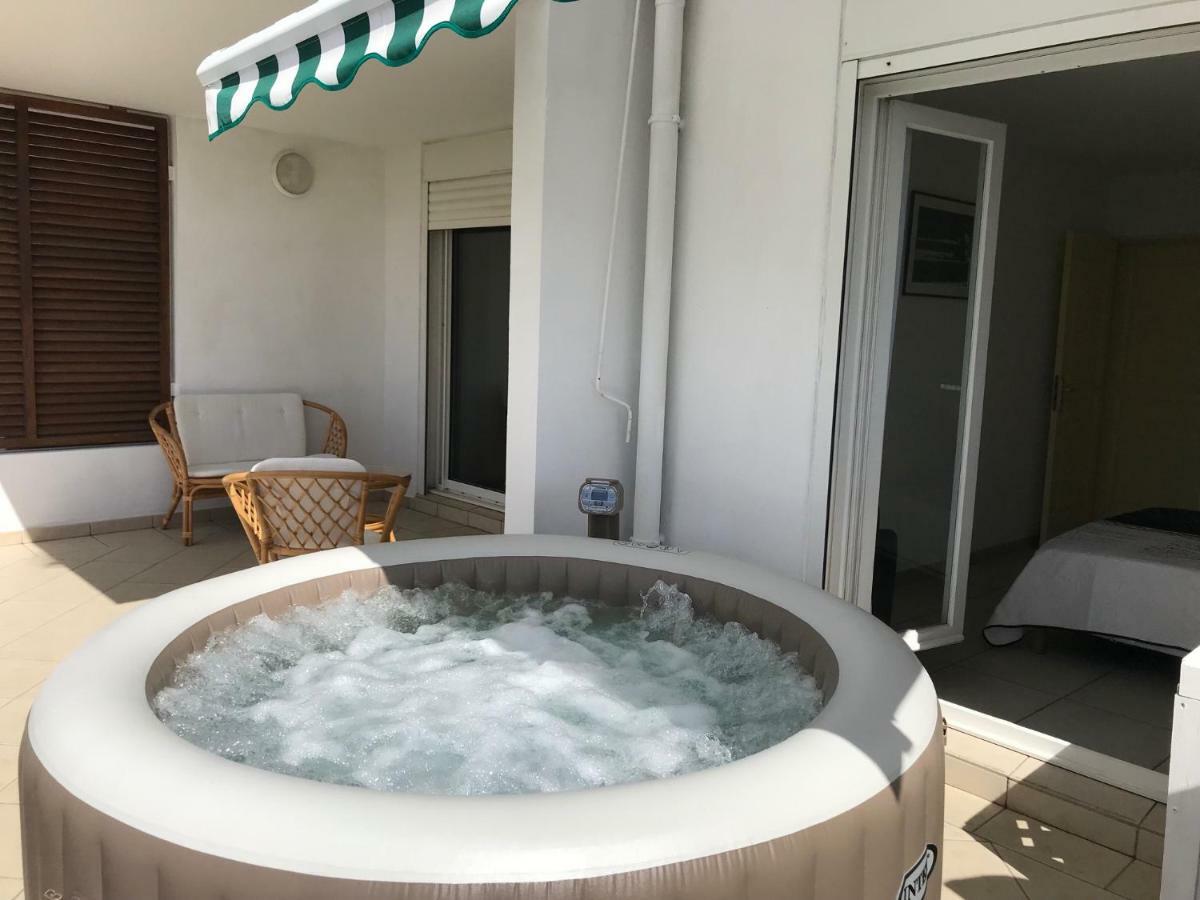 Meublé Homard avec jacuzzi et vue mer Saint-Gilles Les Bains Extérieur photo